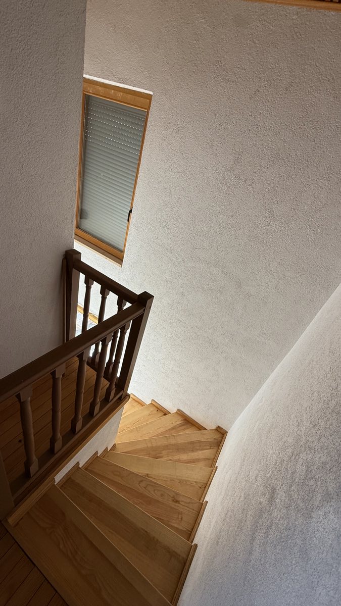 Unutarnje stubište s drvenom ogradom