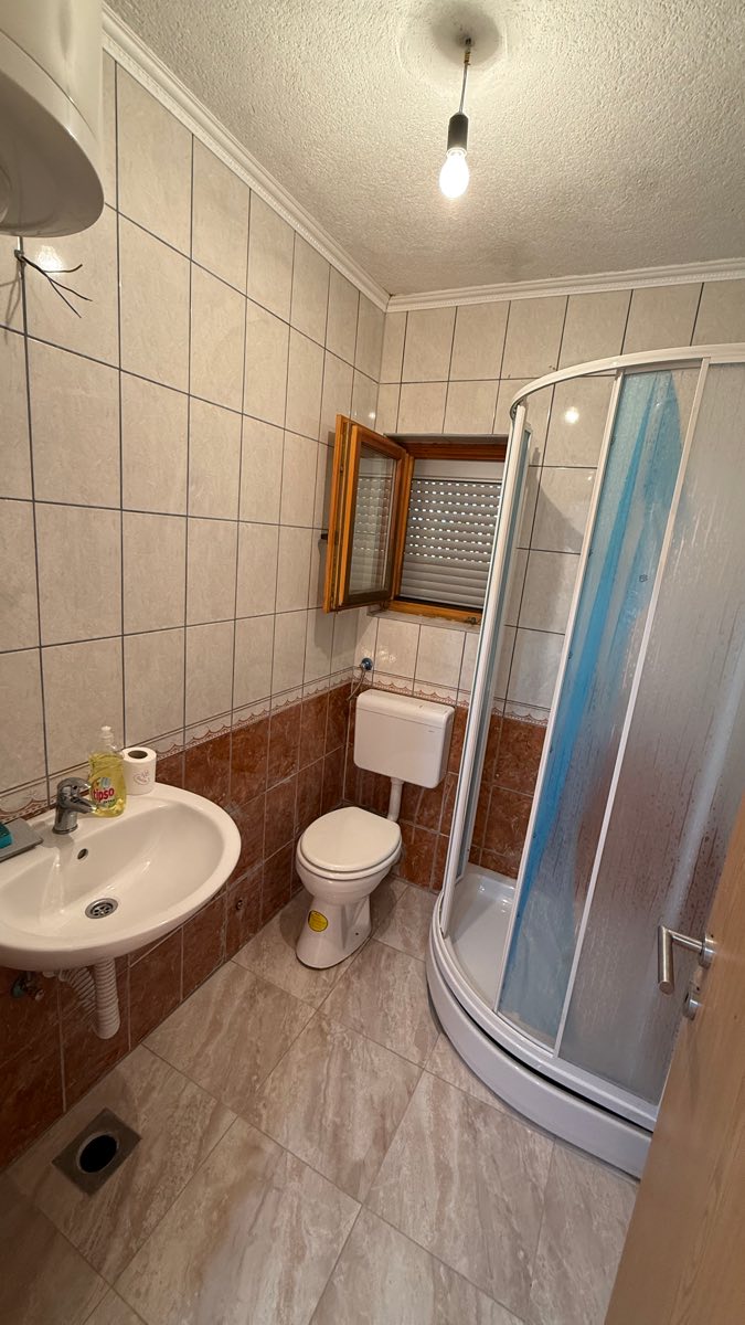 Kupaonica s umivaonikom i tuš-kabinom