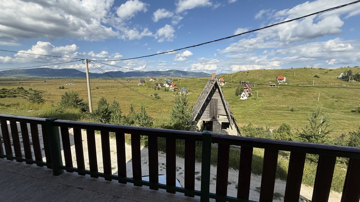 Panoramski pogled s balkona prema planinama