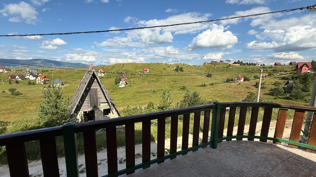Pogled s balkona na zelene kupreške brežuljke